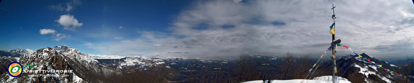 36 Dal Monte Ocone, anticima, vista verso Prealpi e Alpi Orobie.jpg